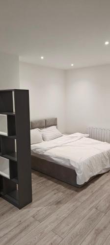 Spacious Brand New Large Studio London Apartment By UK HMO 105 in Edgware