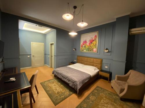 Double Room image 3