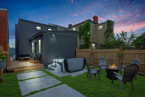 Urban Oasis Retreat With Luxury Design, Hot Tub, Fire Pit, Breathtaking Downtown & River Views