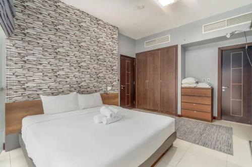 Summer Deal! Stylish 1 BR in Jumeirah Lake Towers - image 11