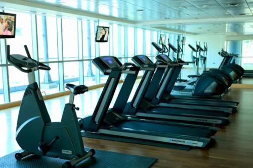 Summer Deal! Stylish 1 BR in Jumeirah Lake Towers - image 6