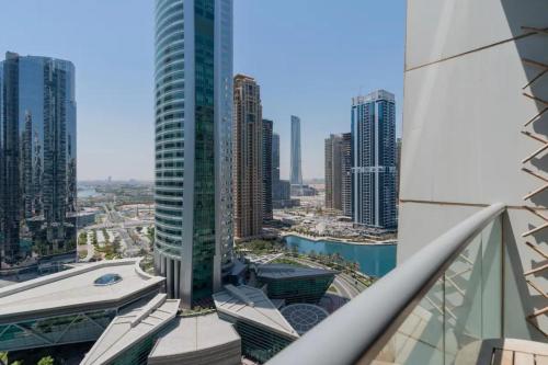 Summer Deal! Stylish 1 BR in Jumeirah Lake Towers - image 2