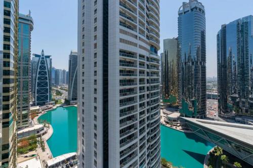 Summer Deal! Stylish 1 BR in Jumeirah Lake Towers - image 5