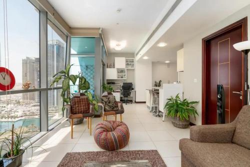 Summer Deal! Stylish 1 BR in Jumeirah Lake Towers - image 10