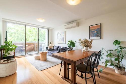 Charming 1BR in Fitzroy w Parking Pool Gym!