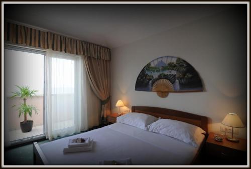 Family Room with Balcony and Sea View image 9