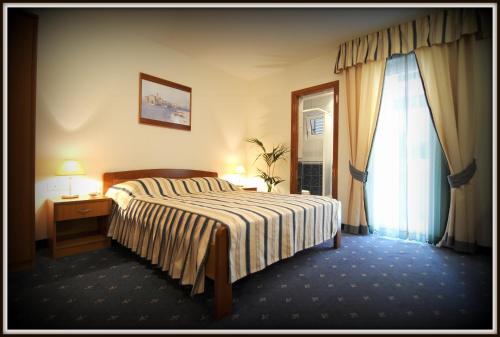 Double Room with Balcony and Mountain View image 7