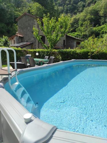 Peldbaseins, Casa Vacanze IL BOSCACCIO "Casa Massimo" in Vergemoli