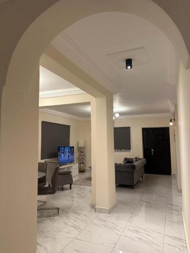 3 Bed Apartment Sleeps 6 - EnSuites Parking Wifi - image 4
