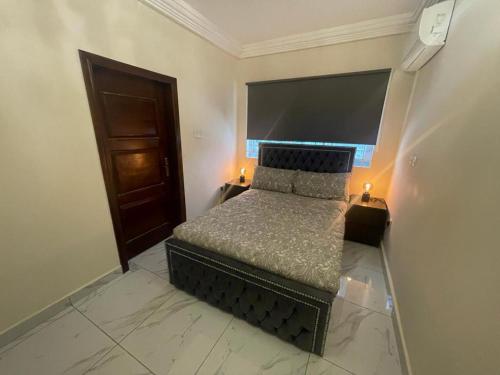 3 Bed Apartment Sleeps 6 - Parking Patio Wifi - image 3