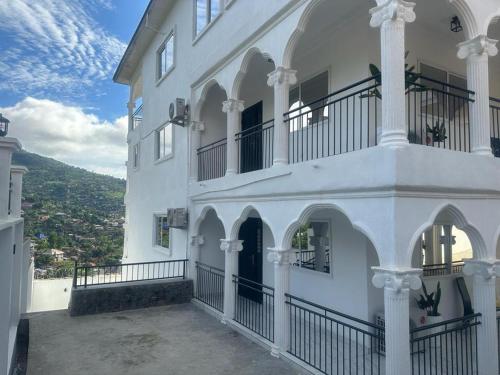 3 Bed Apartment Sleeps 6 - Parking Patio Wifi - image 4