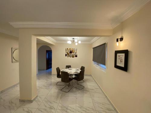 3 Bed Apartment Sleeps 6 - Parking Patio Wifi - image 2