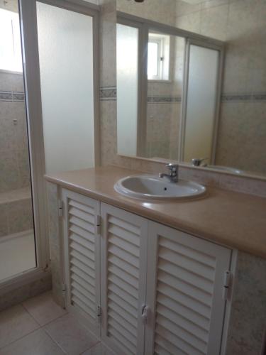 Lovely 4-Bed Apartment in Estombar