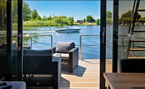 B&B Weyhe - Hausboot La Mare Seeblick - Bed and Breakfast Weyhe