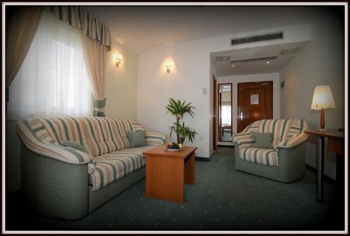 Family Room with Balcony and Sea View image 5