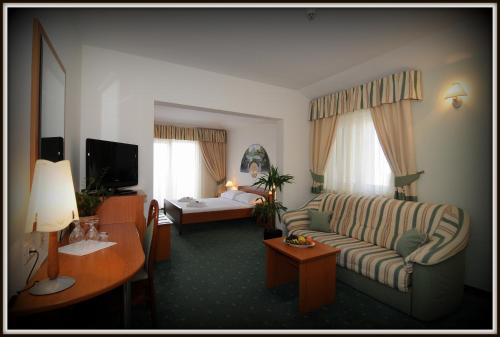 Family Room with Balcony and Sea View image 10