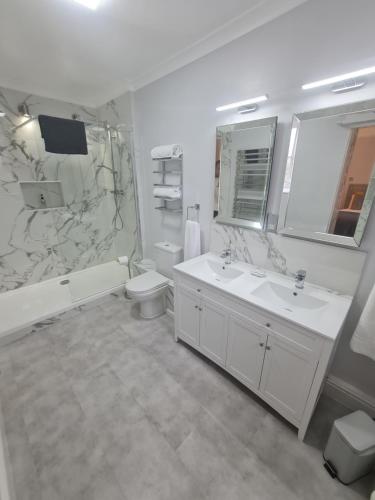 Beaufort Lodge - Central Location & Free Parking 4
