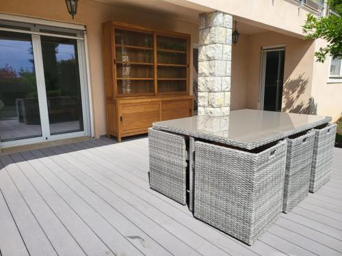 Balcony/terrace, Rez-de-Villa "Clos Saint-Sauveur" modern and chic, 160m2, swimming pool, terrace in Maure