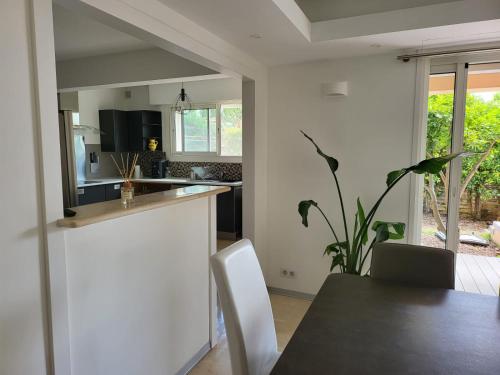 Kitchen, Rez-de-Villa "Clos Saint-Sauveur" modern and chic, 160m2, swimming pool, terrace in Maure