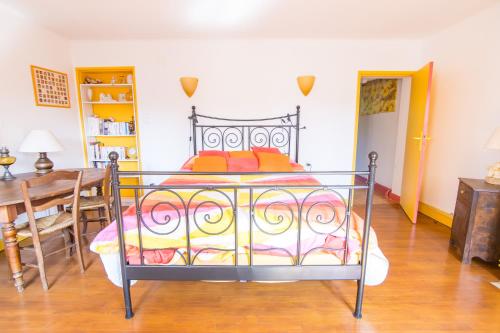 Volets Bleus et Briques Rouges - main image