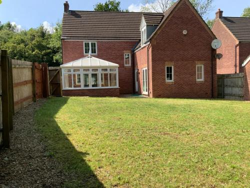 Large Executive 4-Bed Detached House in Miskin, Cardiff-sleeps up to 10