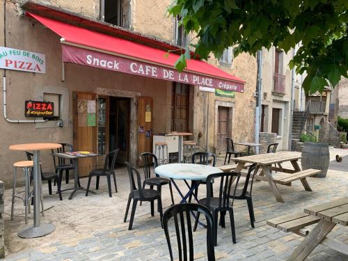 Café de la Place Gîte & Chambres d'hôtes "Lou Pastre" (Cafe de la Place Gite & Chambres d'hotes "Lou Pastre") in Lanuejols