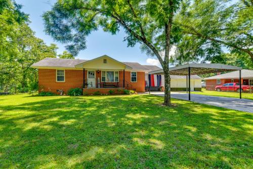 Pet-Friendly Douglasville Home with Screened Porch! in Basket Creek, USA