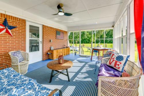Pet-Friendly Douglasville Home with Screened Porch! in Basket Creek, USA
