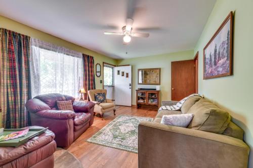 Pet-Friendly Douglasville Home with Screened Porch! in Basket Creek, USA