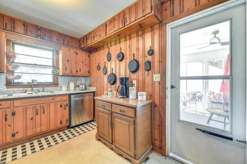 Pet-Friendly Douglasville Home with Screened Porch! in Basket Creek, USA