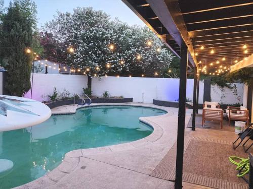 BEST LOCATION HOME w POOL - LV Convention & 3 mi STRIP & Fremont