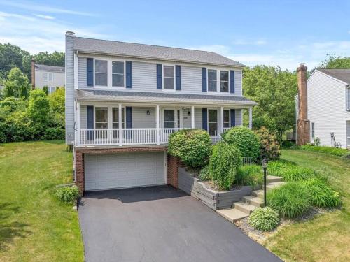 Modern and Stylish 5 Bedroom Home in Cranberry/Pittsburg in Cranberry Township, USA