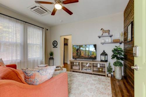 Mountain Bungalow-Walk to Downtown/Bikers Dream! in Hot Springs, USA