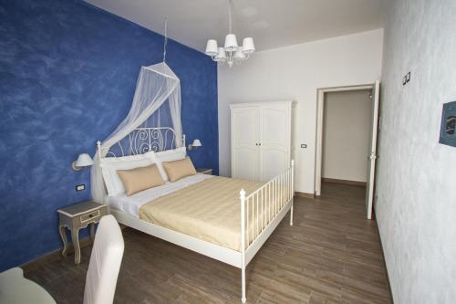 Venustas - Tap to explore photos