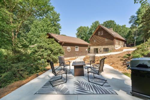 Hickory Hideaway Patio Paradise with Community Pool in Hickory, USA