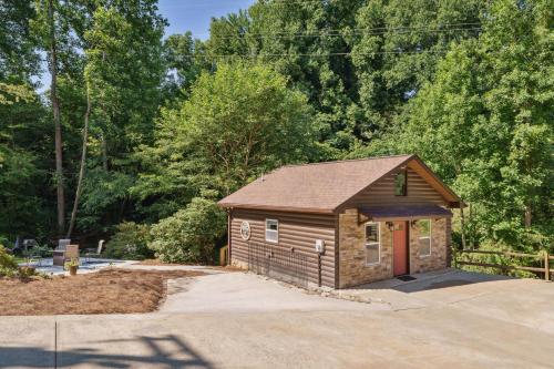 Hickory Hideaway Patio Paradise with Community Pool