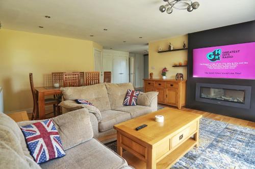 Warm and Spacious 4BD Family Retreat with Garden - Plymouth