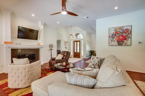 Montgomery Home Yard, Heated Pool, and Hot Tub! in Montgomery, USA