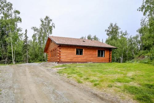 Welcoming Wasilla Cabin with Patio!