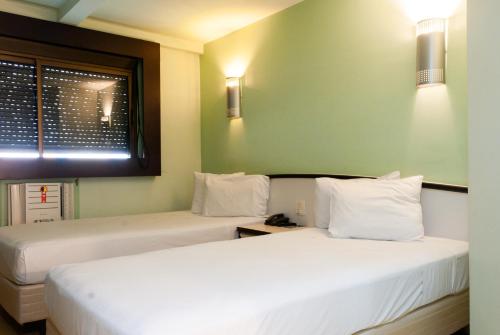 2 twin beds