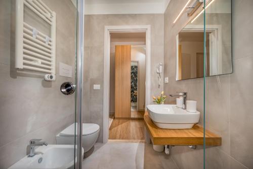 Deluxe Suite with Sea View image 3
