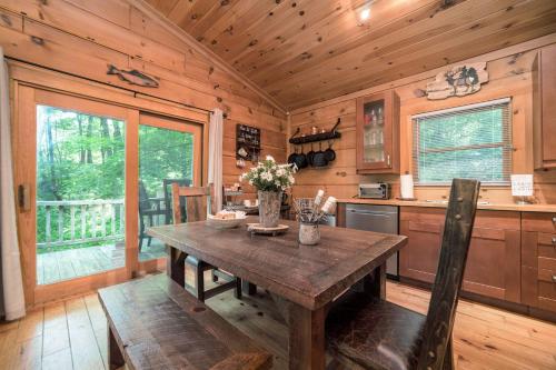 Log Cabin in Great Smoky Mtns Near Cashiers! in Glenville, USA