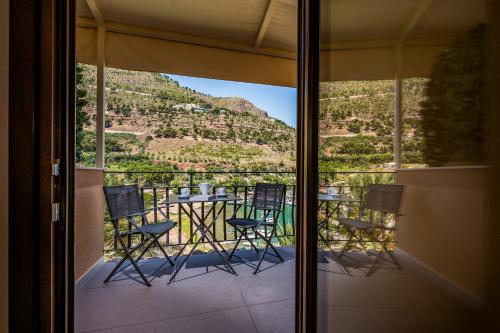 Deluxe Suite with Sea View image 9