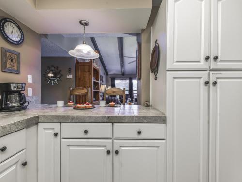 Aspen Run Condo 1A 3 Bedrooms Fireplace Patio WiFi Sleeps 6 - image 7