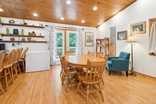Serene Yellville Retreat w/ Hot Tub on 85 Acres in Kotera (AR)