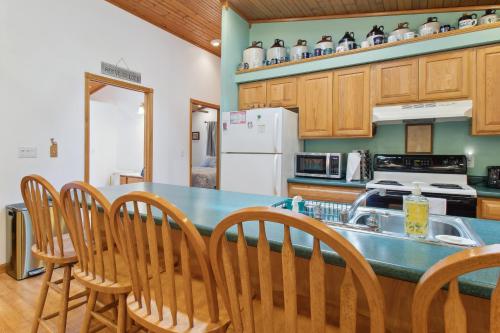 Serene Yellville Retreat 85 Acres of Woodland! in Cotter, USA