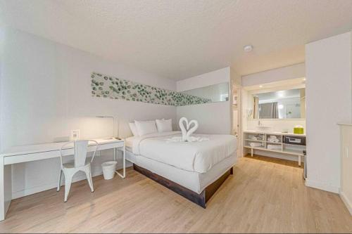 Travel Lodge by Wyndham 10 min from Disney, Kissimmee