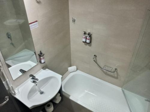 Standard Twin Room image 1
