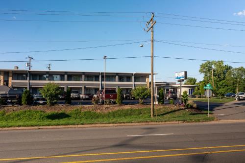 Riverside Inn and Suites - image 2