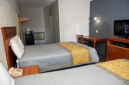 ห้องส่วนกลางสำหรับนั่งเล่น/ดูทีวี, Riverside Inn and Suites in โฮปเวลล์ (VA)